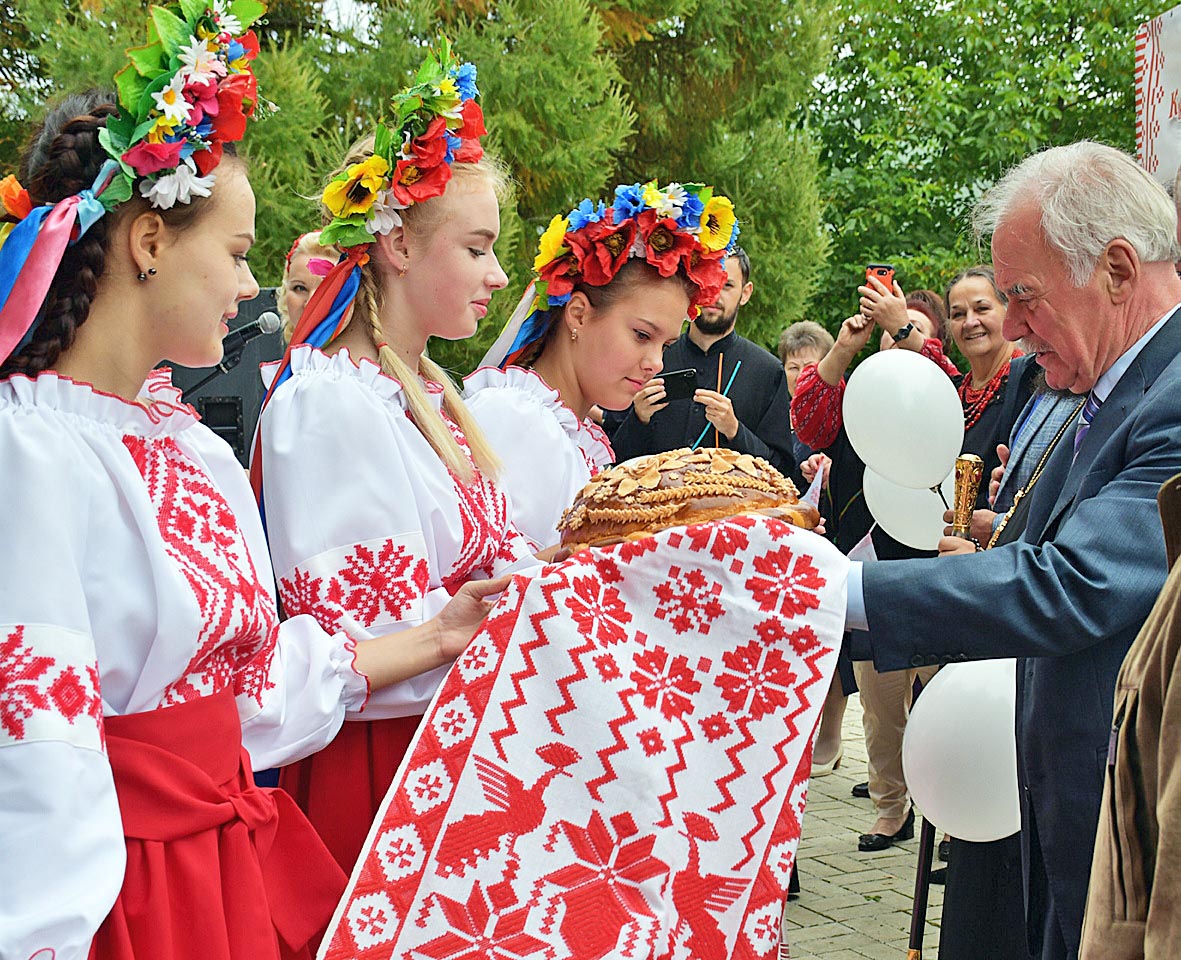 Хліб-сіль незмінному натхненникові дійства поетові Михайлу Шевченкові.Фото Анатолія Тарана